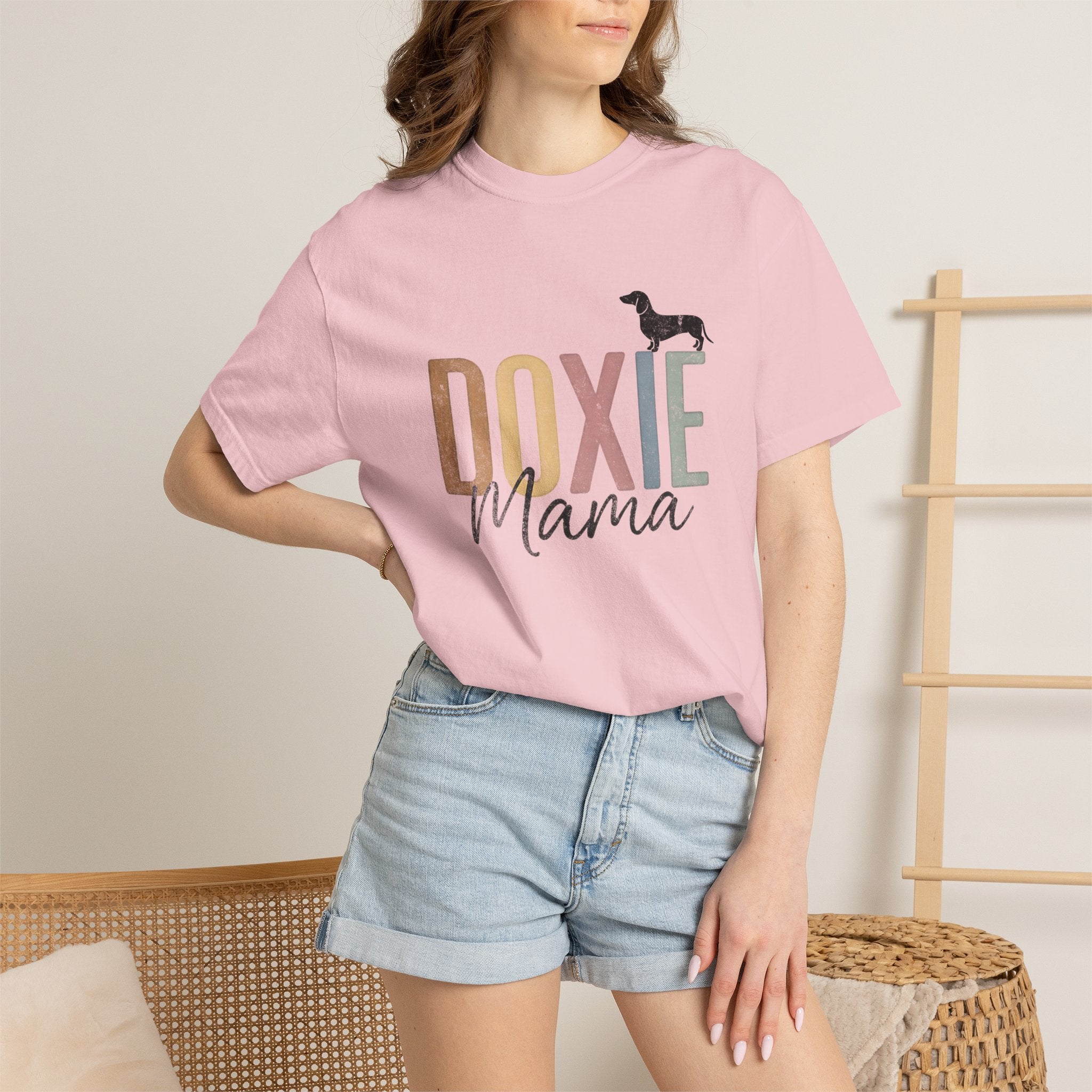 Retro Dachshund Mom Tee