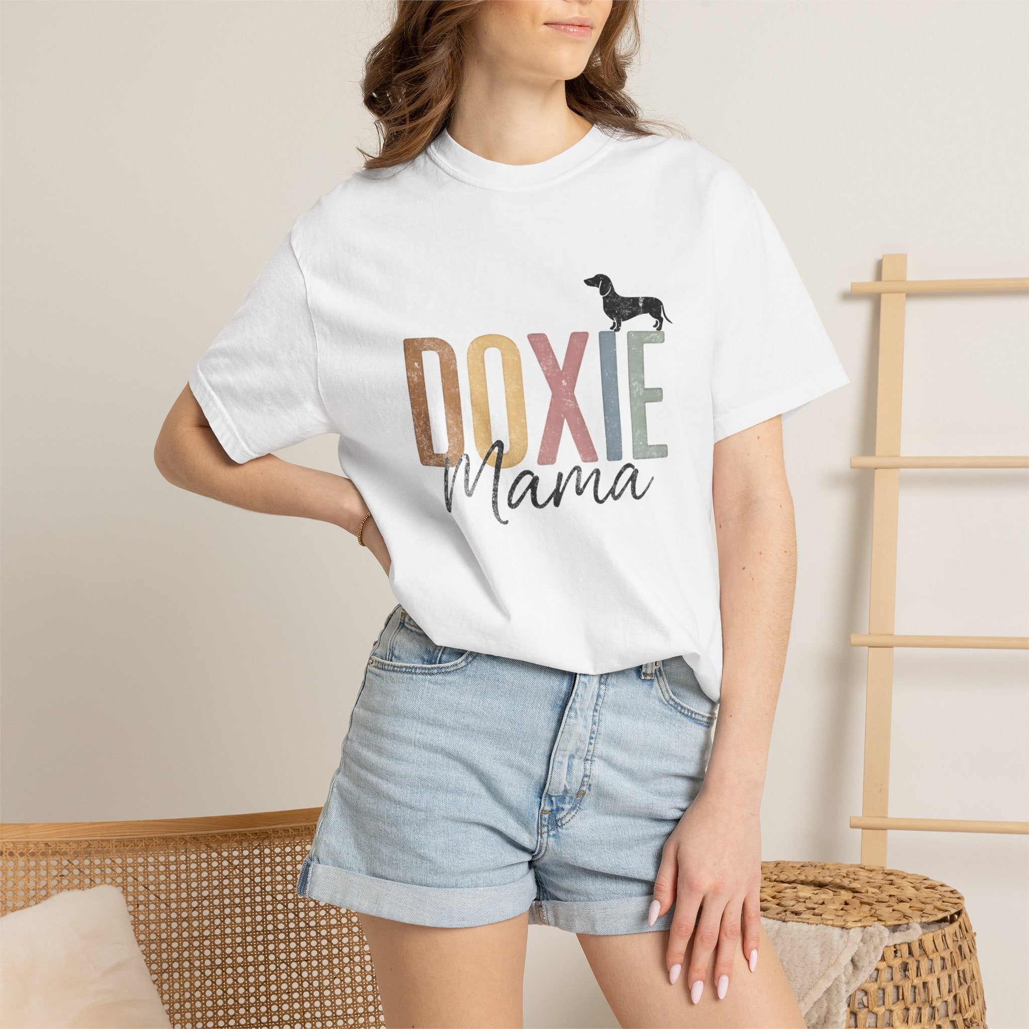 Retro Dachshund Mom Tee